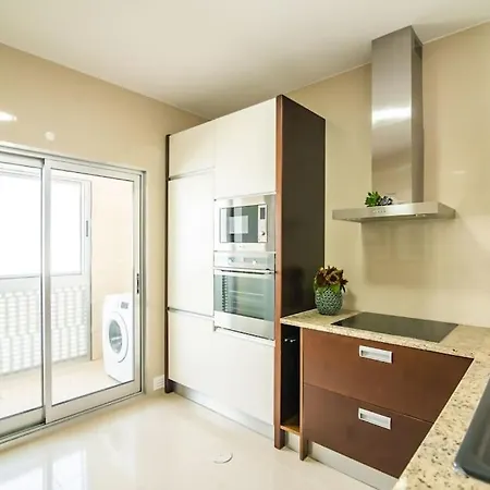 Cozy Sea View Near & Airport Понта-Делгада